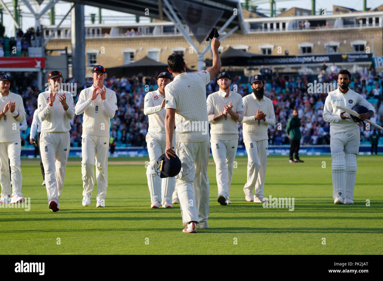 Kia Oval London Uk 10th Sep 18 Specsavers International Test Match Cricket 5th Test Day 4 Alastair Cook Is Applauded Off The Field By His Team Mates At The End Of The