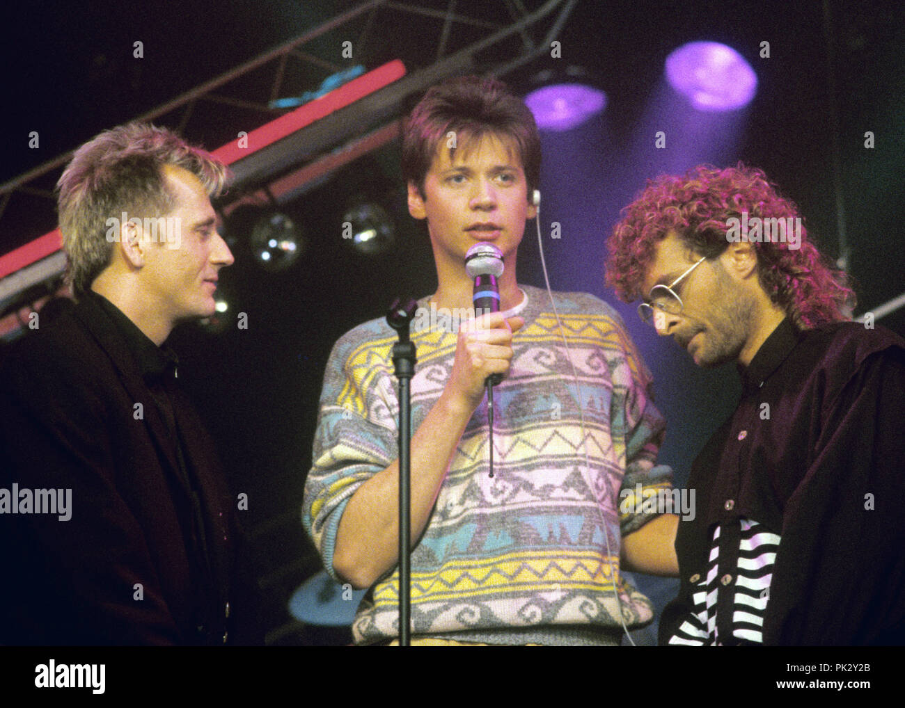 Günther Jauch (mit Michael Cretu und Bandmitglied) on 08.02.1988 in München / Munich. | usage worldwide Stock Photo