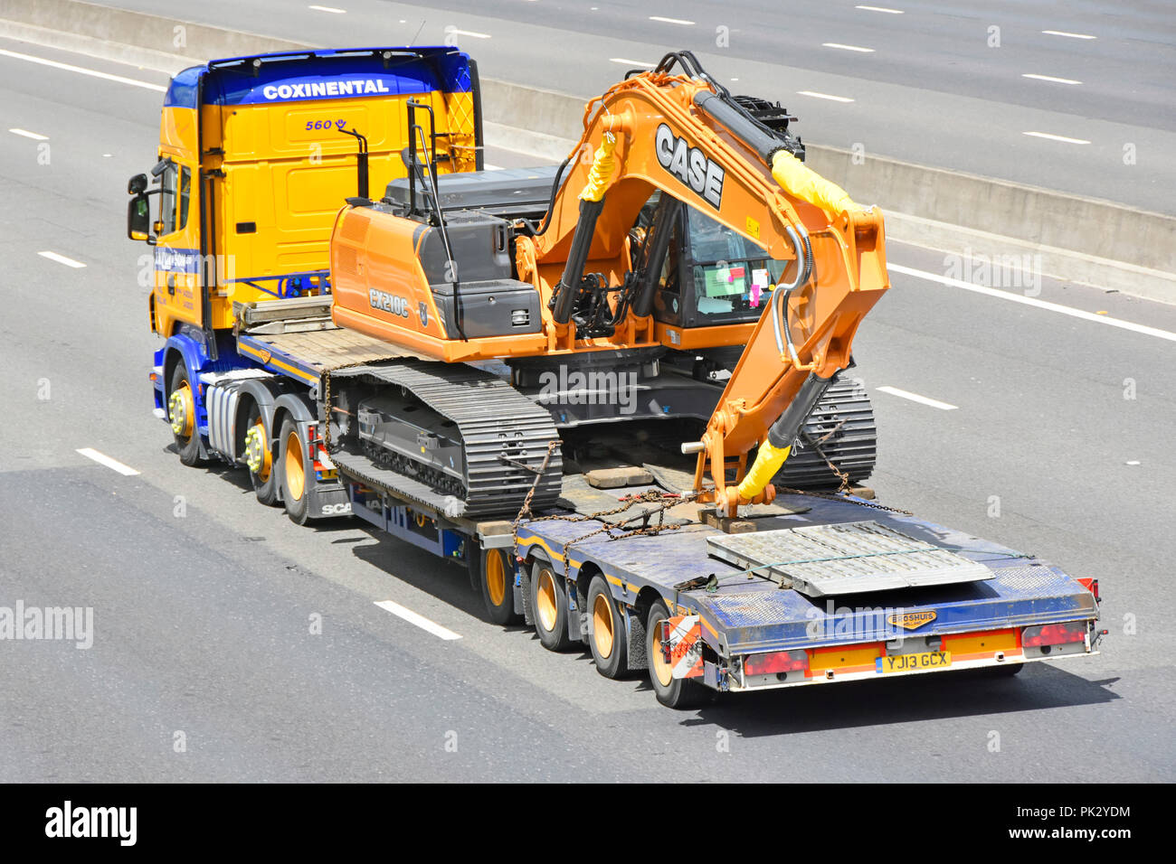 dinozaur cască Călugăr HGV lorry truck & low loader transport for Case construction equipment CX210C Diesel Hydraulic crawler excavator digger machine driving on UK motorway Stock Photo - Alamy dinozaur cască Călugăr HGV lorry truck & low loader transport for Case construction equipment CX210C Diesel Hydraulic crawler excavator digger machine driving on UK motorway Stock Photo - Alamy
