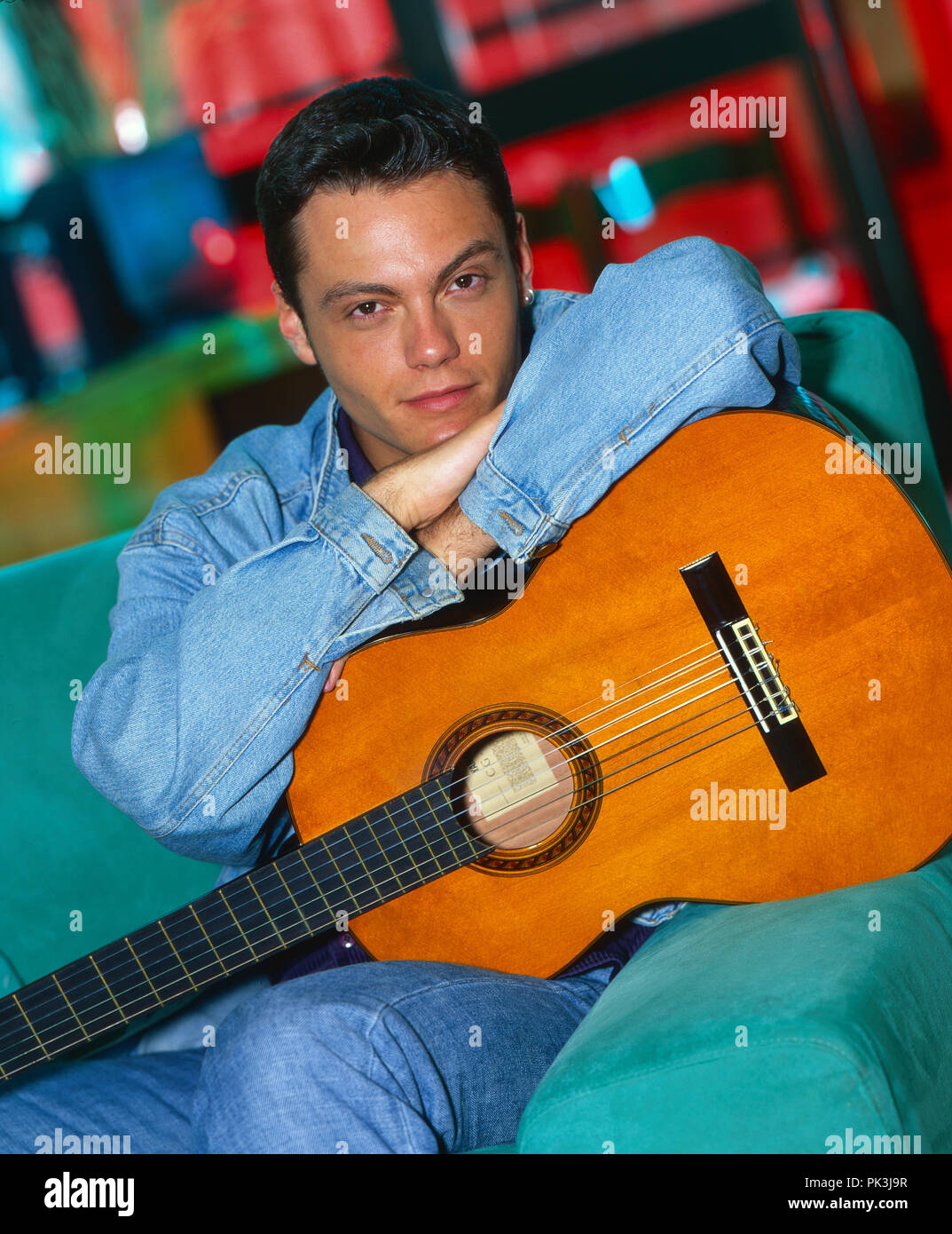 Tiziano Ferro, italienischer Popsänger, in einer Homestory, Italien 2001.  Italian pop singer Tiziano Ferro in private, Italy 2001.