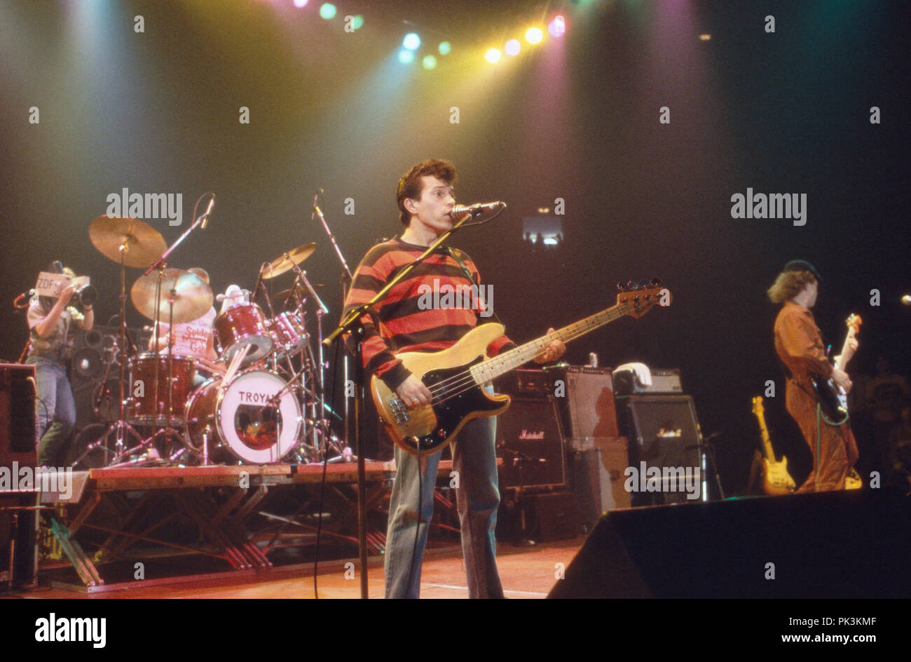 Günther Sigl, Sänger der deutschen 'Spider Murphy Gang', bei einem Konzert, Deutschland 1982. Guenther Sigl, singer of German 'Spider Murphy Gang' band, performing live, Germany 1982. | usage worldwide Stock Photo