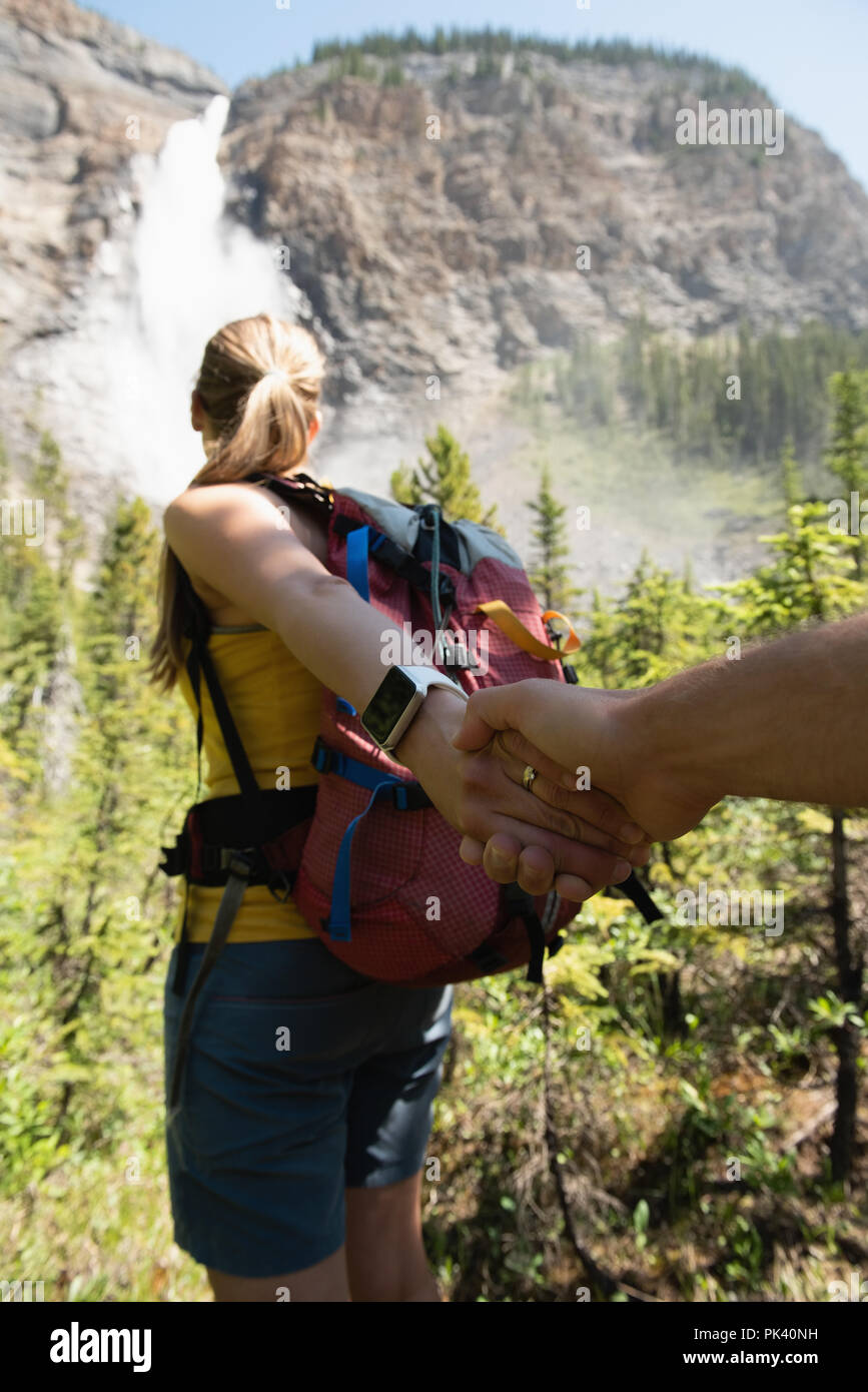 Female couple holding hands hi-res stock photography and images - Alamy
