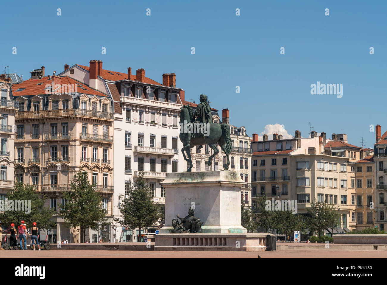 Reiterstandbild von Ludwig XIV auf dem Platz Place Bellecour, Lyon, Auvergne-Rhone-Alpes, Frankreich  |  Equestrian statue of Louis XIV on the Place B Stock Photo
