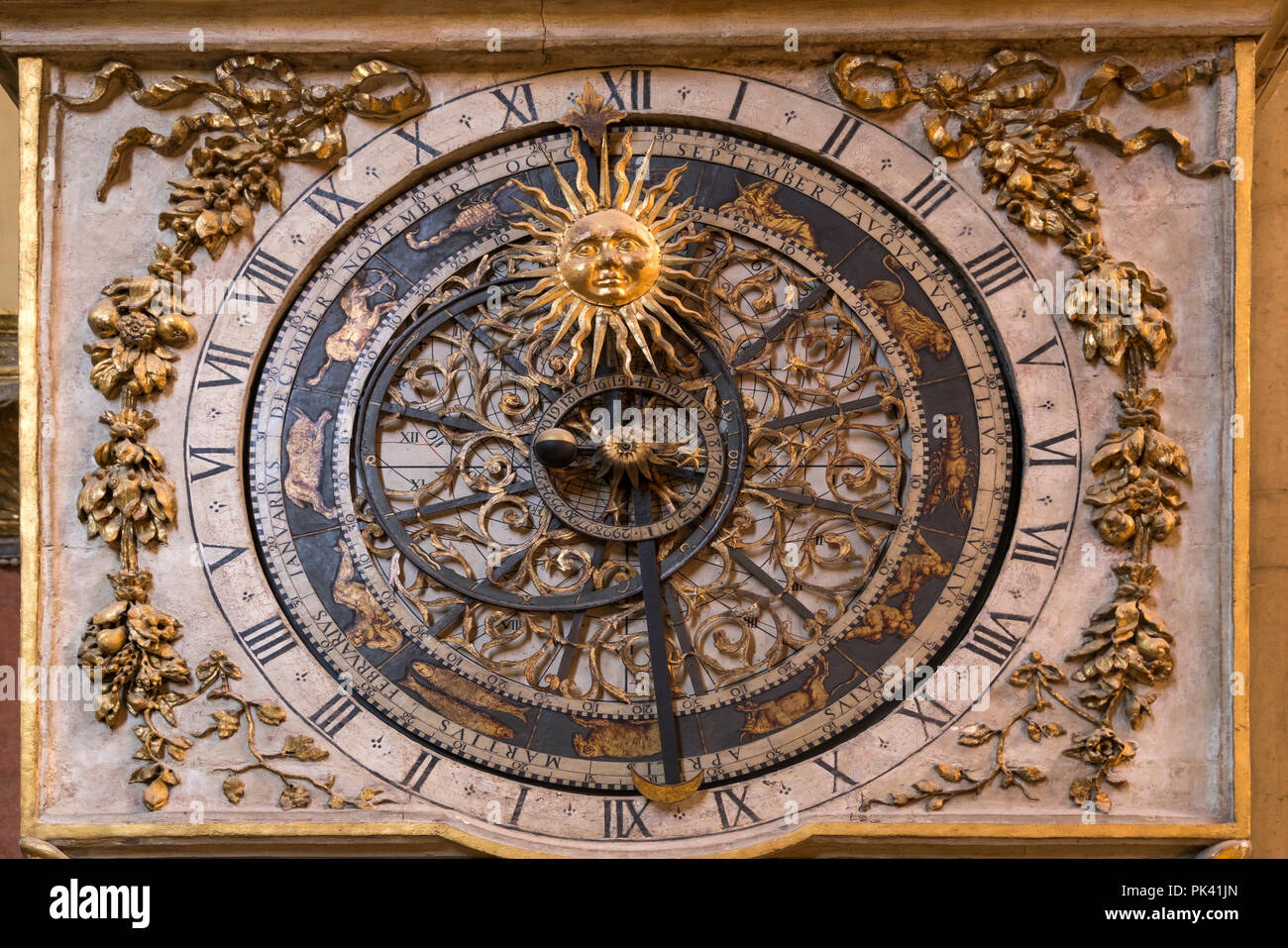Astronomische Uhr in der Kathedrale von Lyon, Auvergne-Rhone-Alpes, Frankreich  | astronomical clock,  Lyon Cathedral, Lyon, Auvergne-Rhone-Alpes, Fra Stock Photo