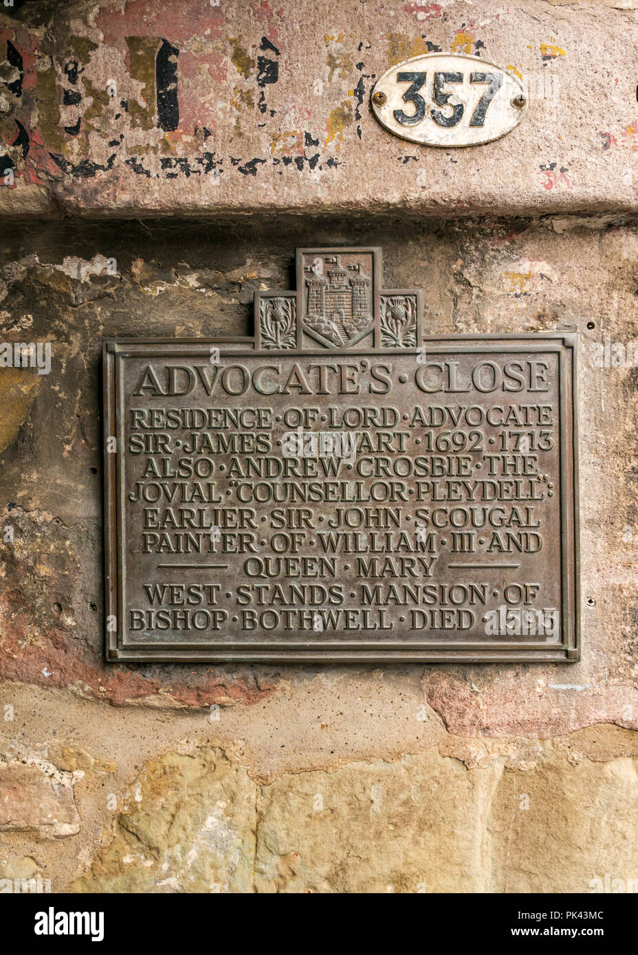 Information sign in entrance of Advocate's Close, Royal Mile, Edinburgh, Scotland, UK Stock Photo