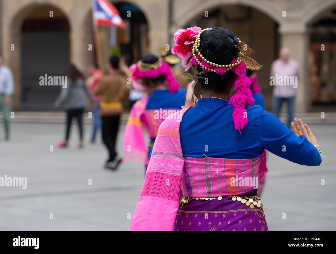 Thai Folk Dance Group Stock Photo Alamy
