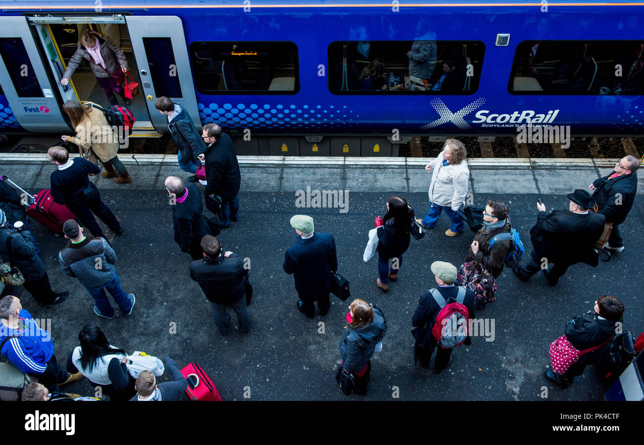 Photograph by Ian Georgeson, 07921 567360 First Scotrail, Trains, Tracks, Haymarket station, passengers Stock Photo
