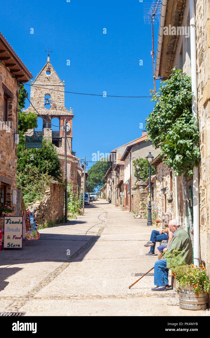 Walking on the route of Rabanal del Camino Stock Photo - Alamy