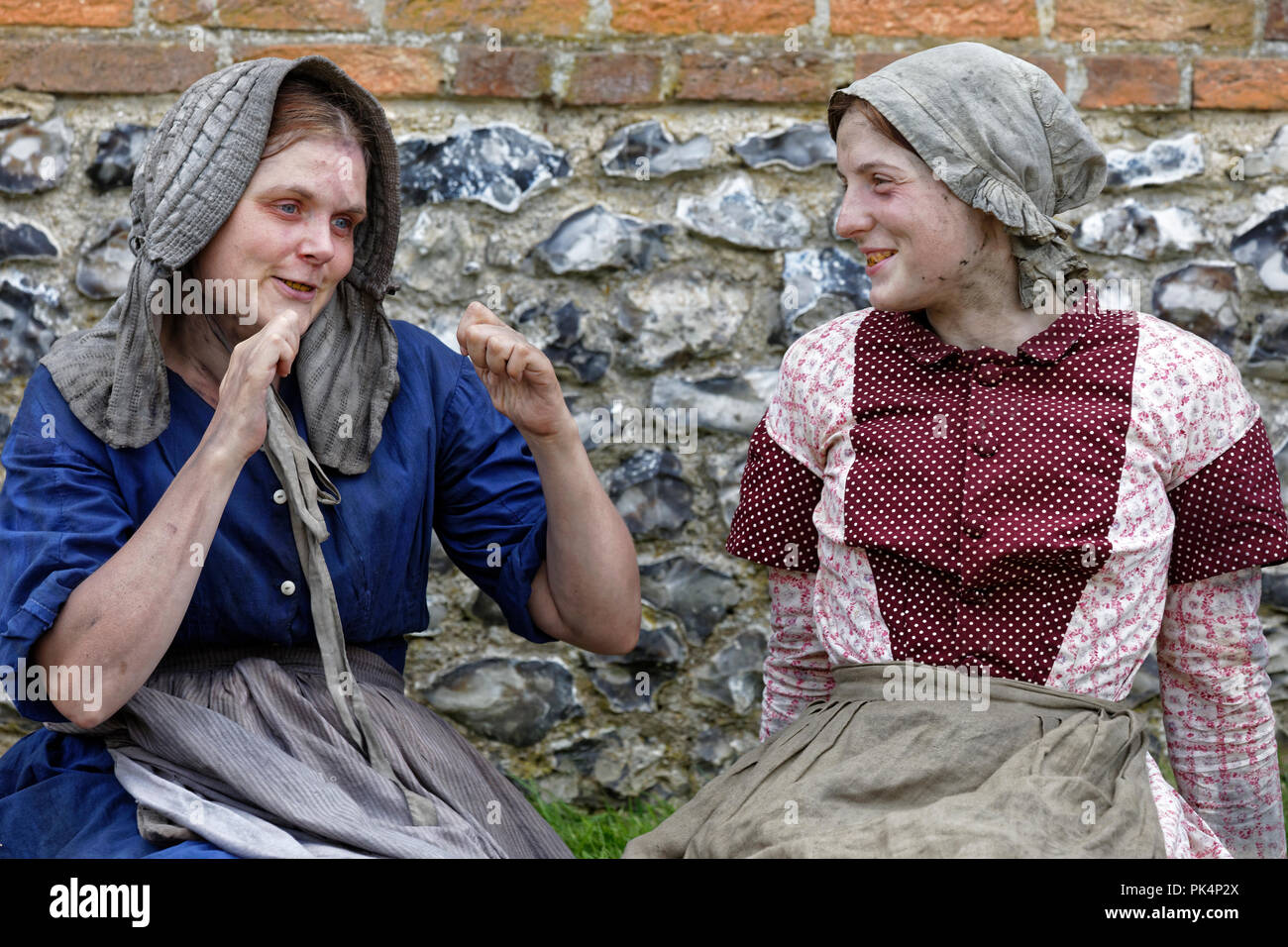 Victorian Working Class - the 'great unwashed'. Victorian lower class women share a story. Stock Photo