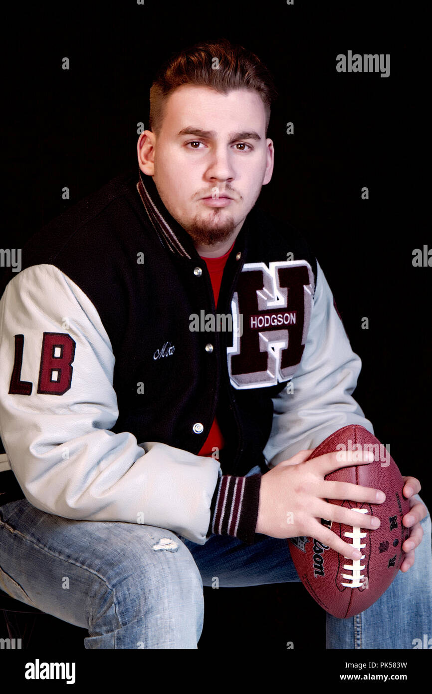 Top more than 107 football poses for senior pictures latest