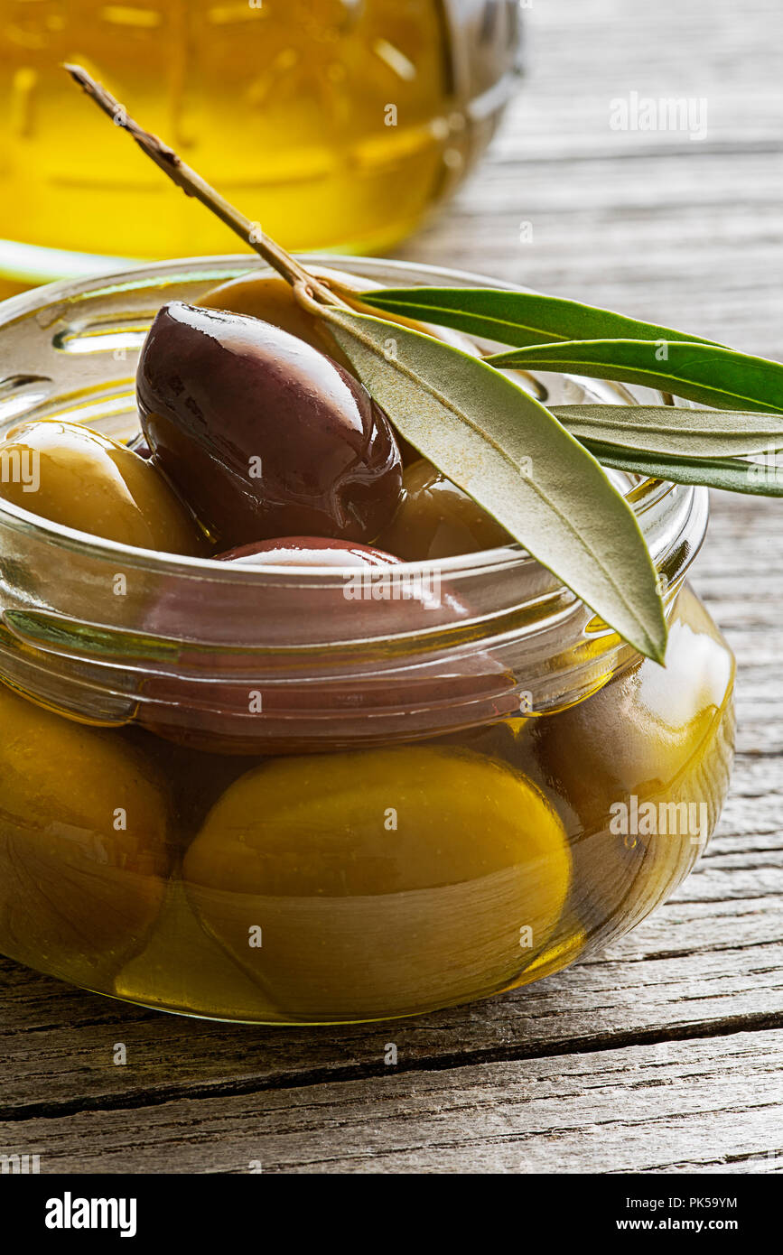 Olive oil in glass bowl with fresh olives fruit Stock Photo - Alamy