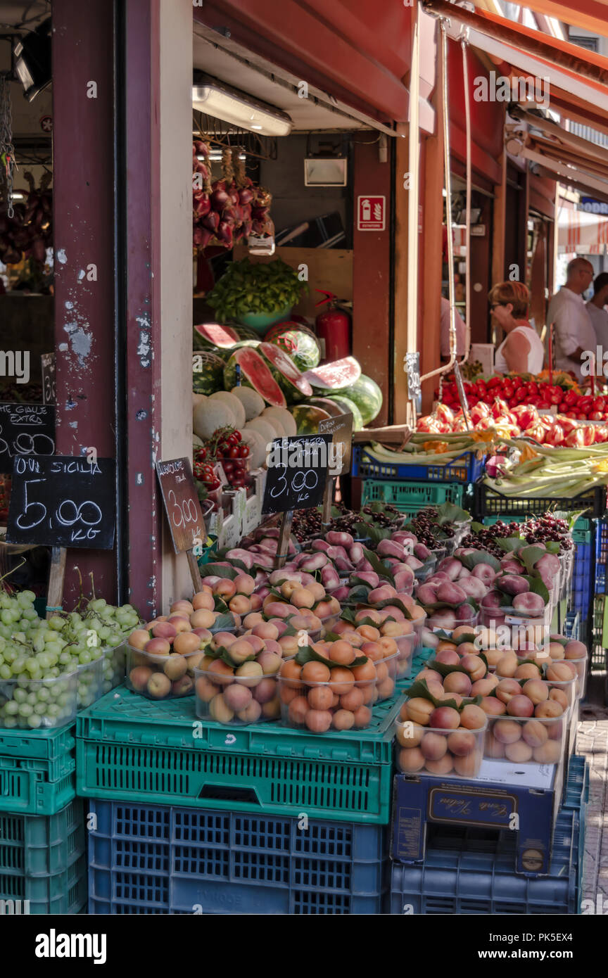 Mercato della frutta della verdura e del pesce Ventimiglia Stock Photo