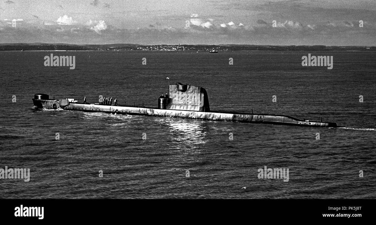 AJAXNETPHOTO. 5TH SEPT, 1967. PORTSMOUTH, ENGLAND. - LEAVING FOR EXERCISE - HM SUBMARINE TIPTOE LEAVING PORTSMOUTH ON A FINE SEPTEMBER MORNING IN 1967.  PHOTO:JONATHAN EASTLAND/AJAX.  REF 3567101816/79. 050967. Stock Photo