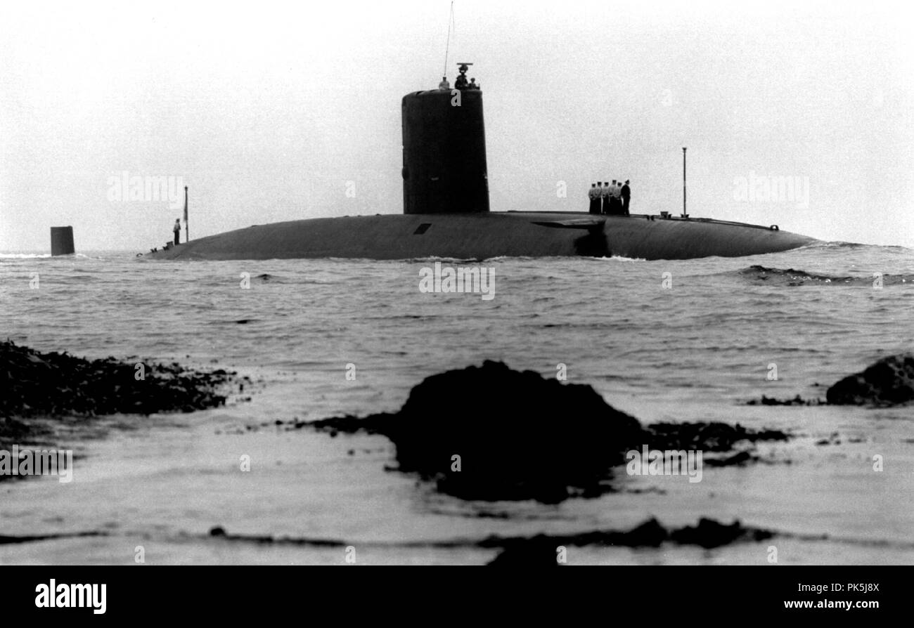 AJAXNETPHOTO. 1968. PORTSMOUTH, ENGLAND. -  NUCLEAR SUB ARRIVES - HMS VALIANT ENTERS PORTSMOUTH HARBOUR ON HER FIRST VISIT TO THE PORT IN JUNE. PHOTO:JONATHAN EASTLAND/AJAX.  REF: M35686 96 Stock Photo