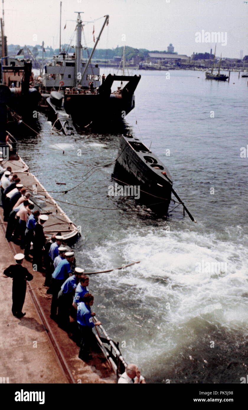 AJAXNETPHOTO. 6TH JULY, 1971. GOSPORT, ENGLAND. - UP SHE COMES! - SUBMARINE HMS ARTEMIS 1,120 TONS, RISING TO THE SURFACE AT THE ROYAL NAVY SUBMARINE BASE HMS DOLPHIN AFTER IT SANK TRAPPING THREE CREW MEMBERS INSIDE FOR 10 HOURS ALONGSIDE THE QUAY AT HMS DOLPHIN ON JULY 2ND, 1971.  PHOTO:JONATHAN EASTLAND/AJAX. REF:(AP/DT070771)HDD SUB ARTEMIS Stock Photo