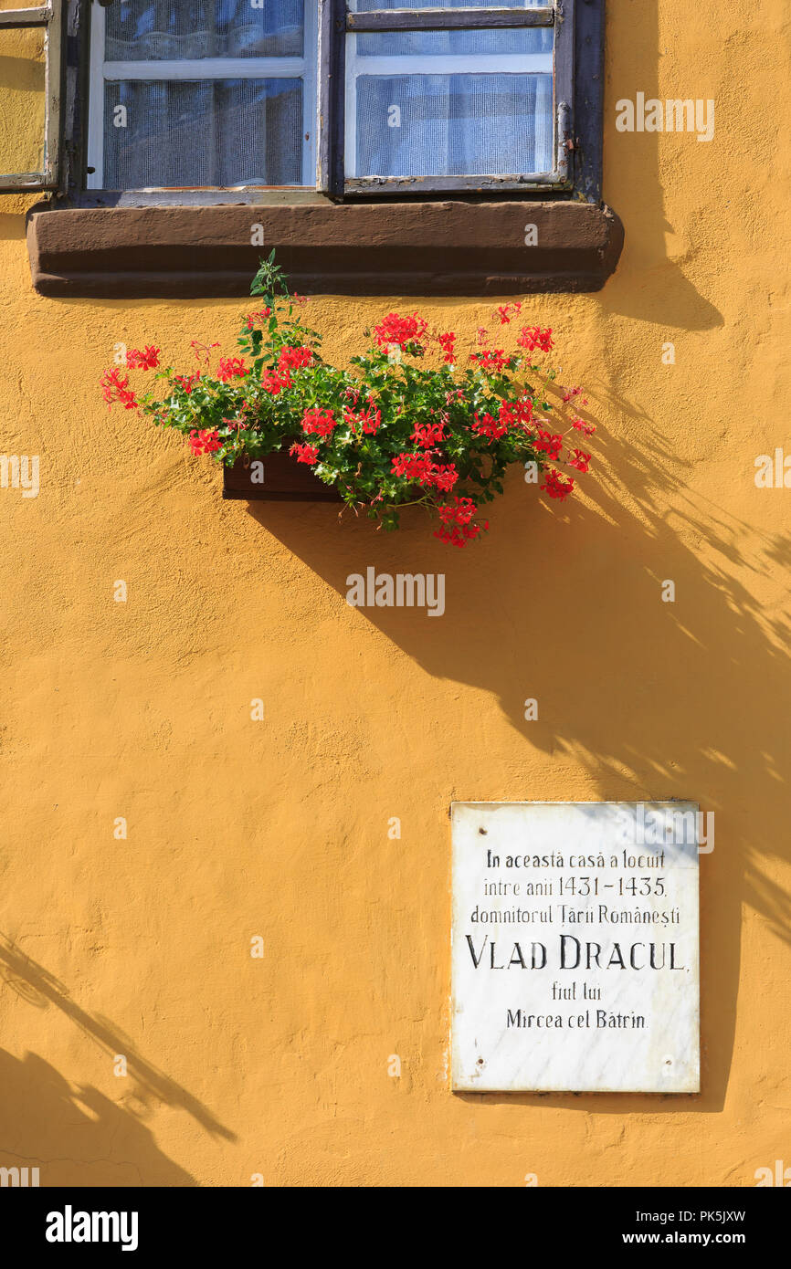 A plaque on the facade of the Vlad Dracula House commemorating the place where Vlad the Impaler was supposedly born in Sighisoara, Romania Stock Photo
