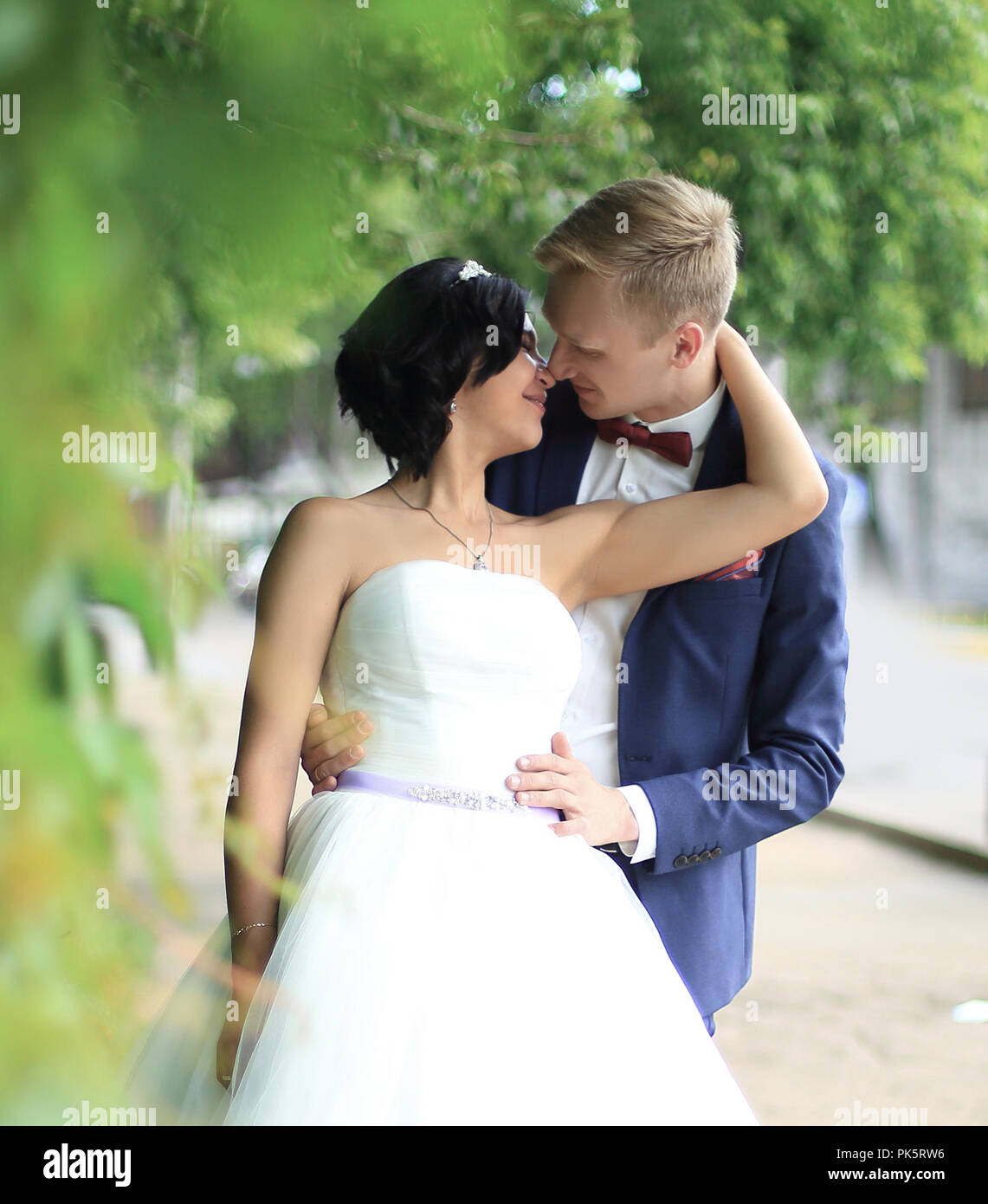 Two people look kiss hi-res stock photography and images - Alamy