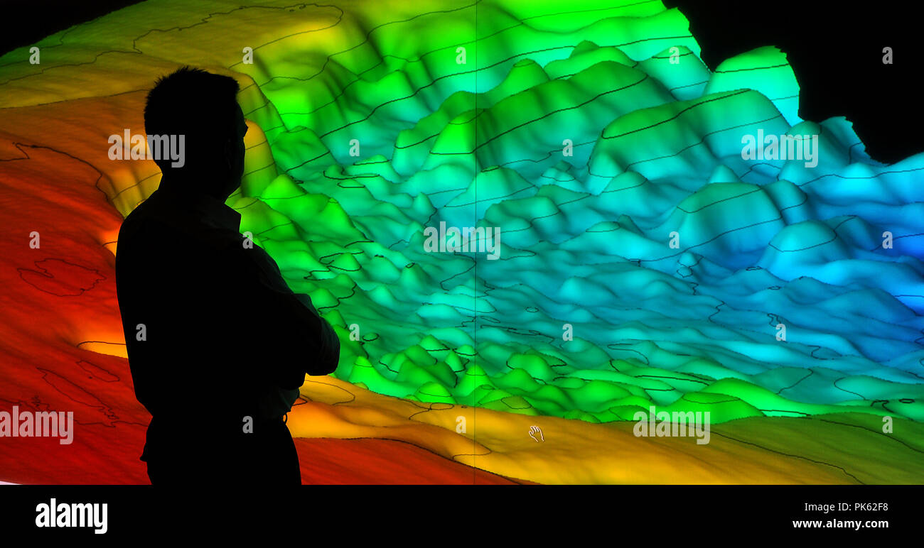 GEOSCIENTIST VIEWS SEISMIC MAPPING Stock Photo