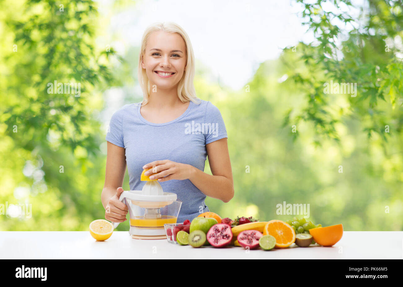 Squeezing fruit juice hi-res stock photography and images - Alamy