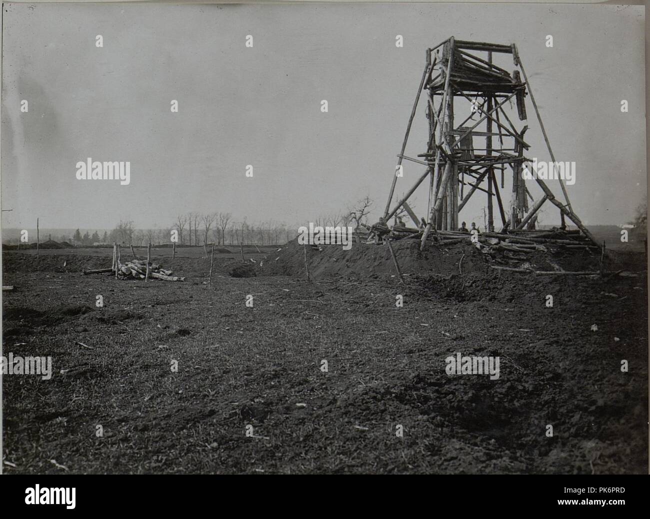 Beobachtungsturm der 23. Infanterie Brigade, Infanterie Brigade in MEDWEDOWCE, auf welchen die Russen bereits über 1000 Schuss Schrappnell und Granaten abgegeben haben. Stock Photo