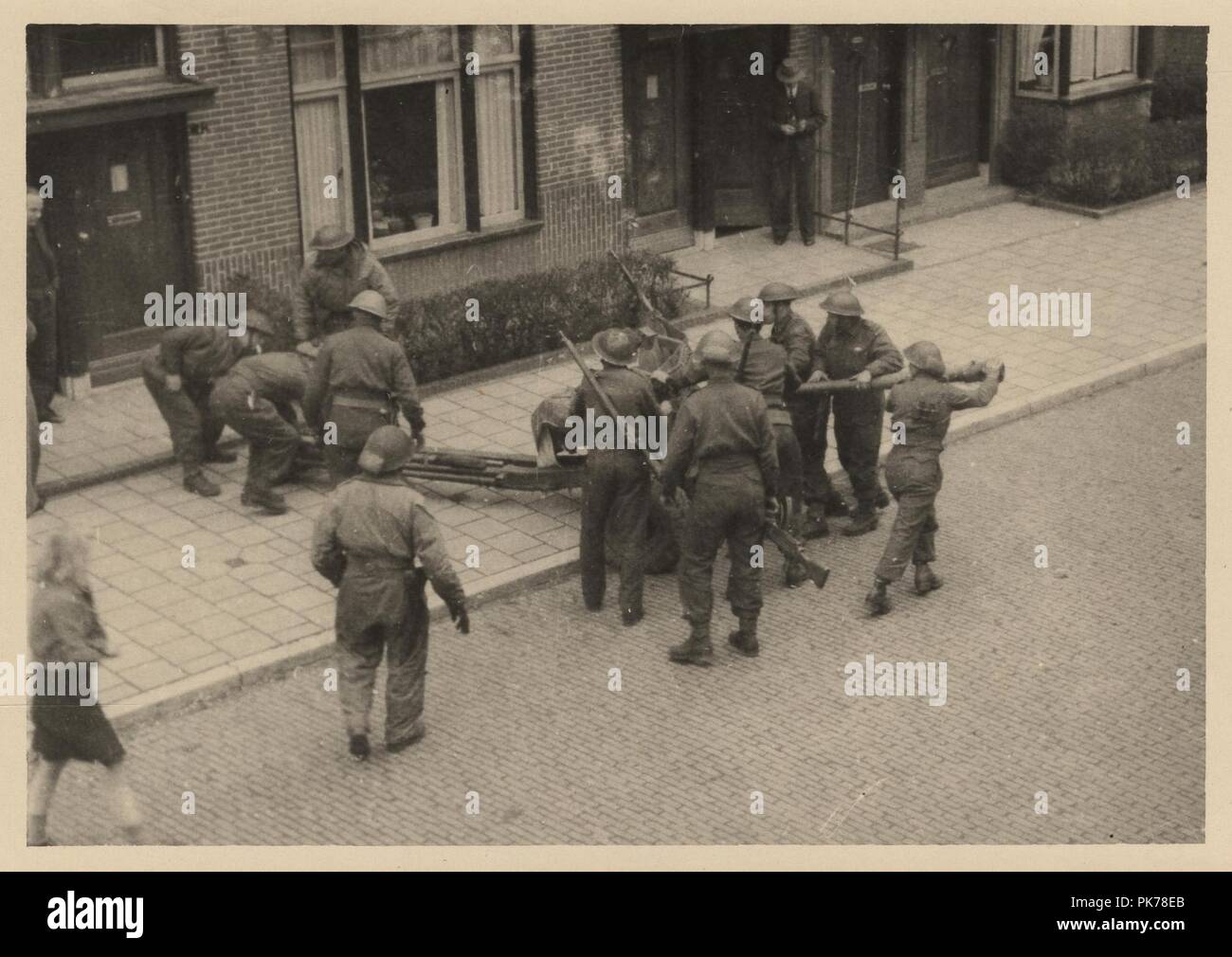 Bevrijding van Groningen - Canadezen stellen geschut op aan de Ernst Casimirlaan. Stock Photo