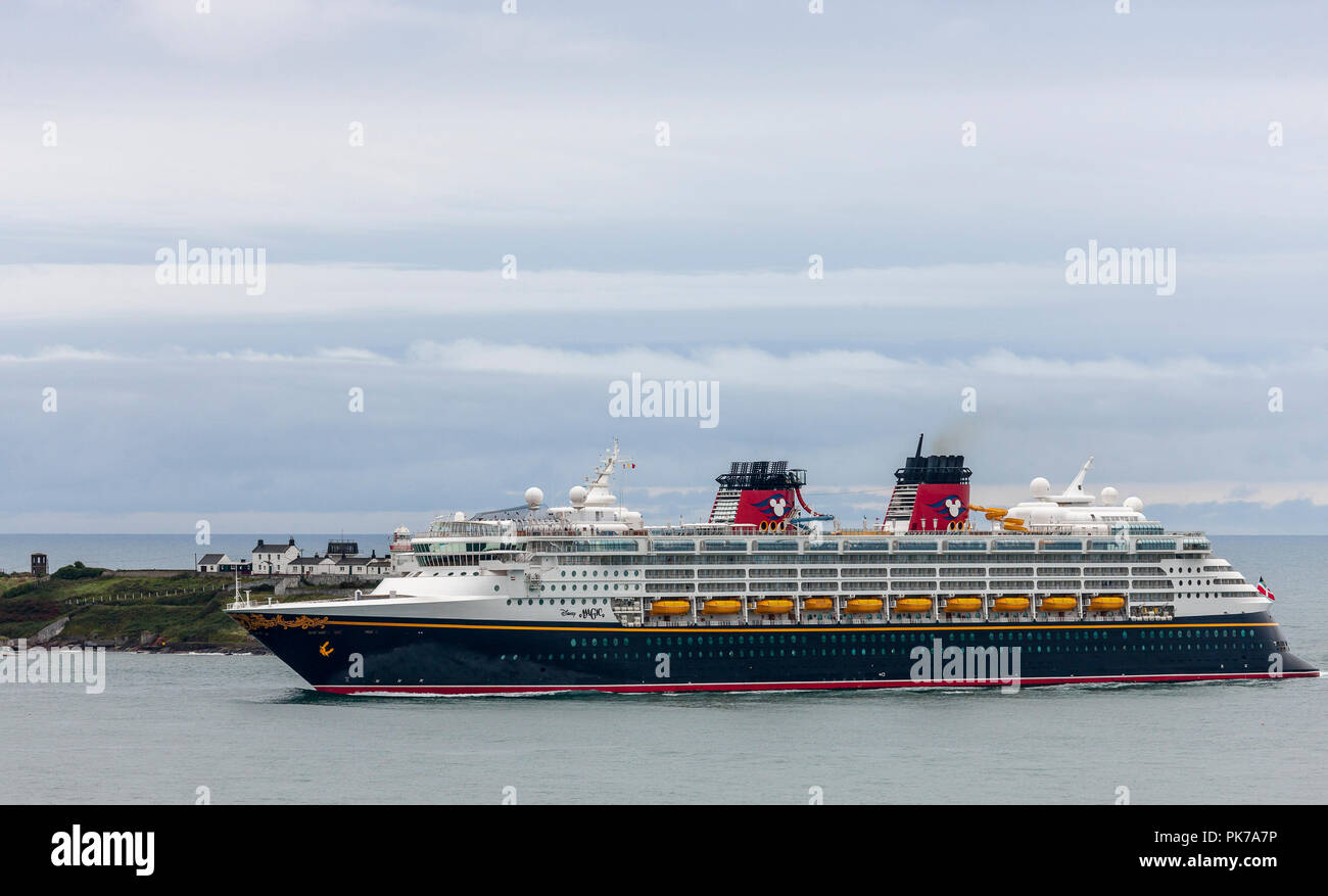 Cork Ireland 11th September 2018 Cruise Ship Disney Magic Passes The Roches Point Lighthouse As She