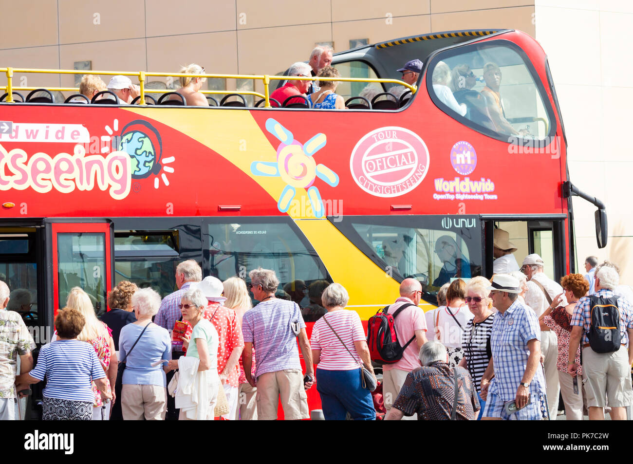 Las Palmas, Gran Canaria, Canary Islands, Spain.Elderly British tourists  from cruise ship boarding city sightseeing bus Stock Photo - Alamy
