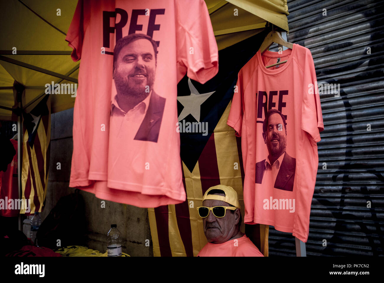 Barcelona, Catalonia, Spain. 11th Sep, 2018. T-shirts demanding freedom for former Catalan vice-president ORIOL JUNQUERAS are displayed in a stall during La Diada in Barcelona. Catalans celebrate La Diada or Catalonia National Day in an atmosphere of conflict with the Spanish Government for the imprisoned independentist leaders and proclamations in favor of independence. Credit: Jordi Boixareu/ZUMA Wire/Alamy Live News Stock Photo