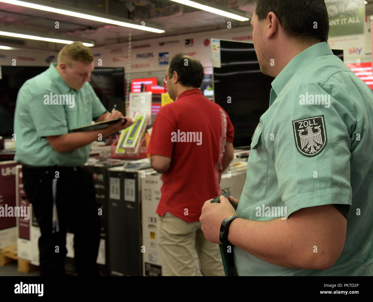 Customs Employee 11 September 2018, Baden-Wuerttemberg, Heidenheim: Customs officers ...