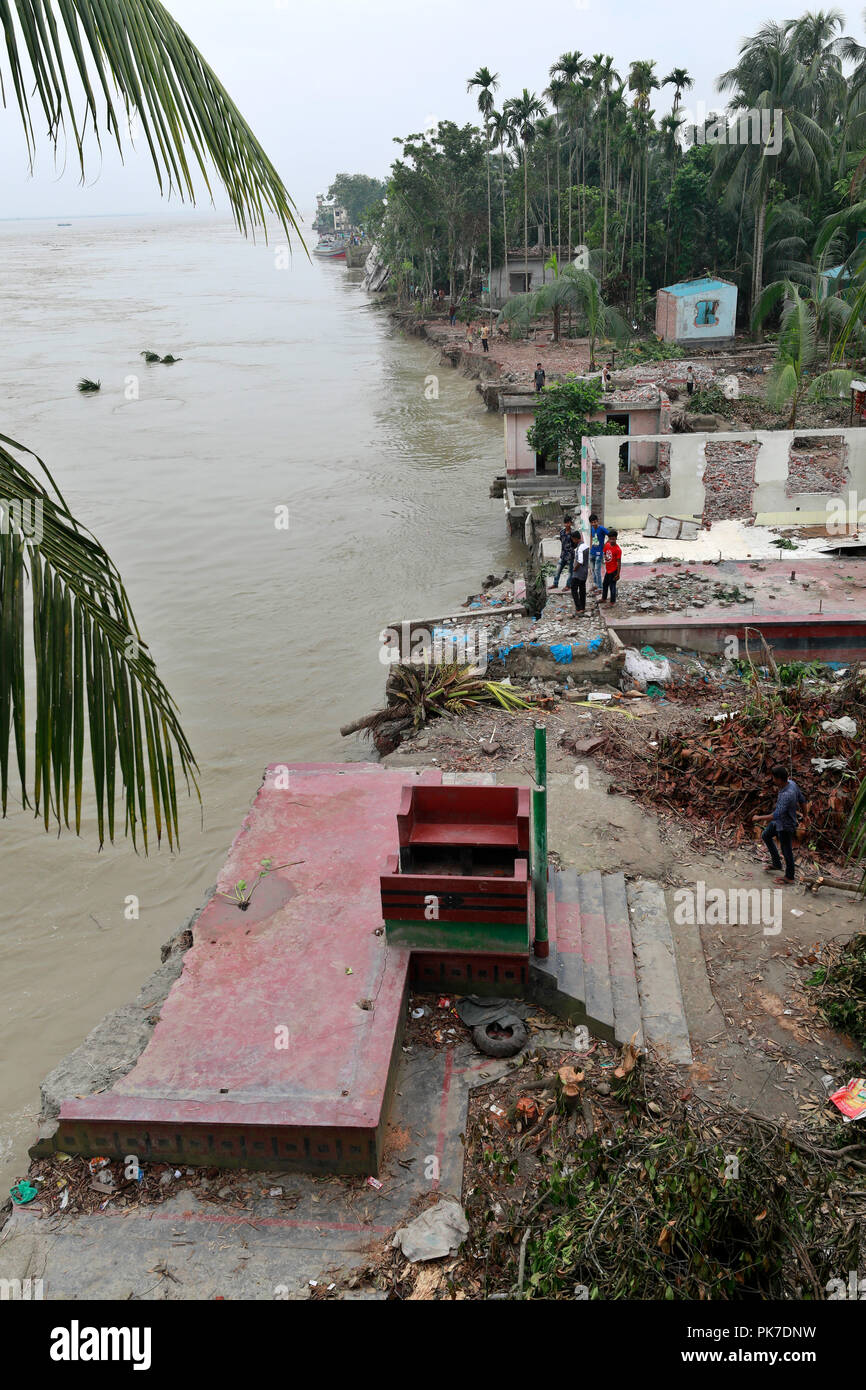 Shariatpur, Bangladesh - September 10, 2018: Erosion of the Padma River bank at Naria in Shariatpur has taken a serious turn in the area recently as ten thousands houses, shops and roads have been engulfed. Credit: SK Hasan Ali/Alamy Live News Stock Photo