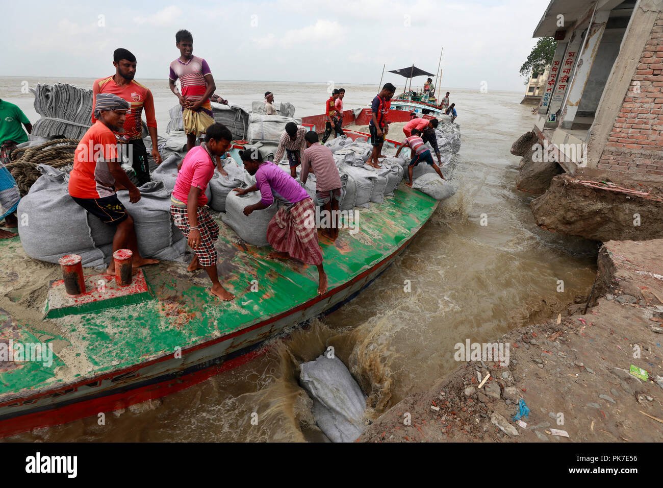 Shariatpur, Bangladesh - September 10, 2018: Erosion of the Padma River bank at Naria in Shariatpur has taken a serious turn in the area recently as ten thousands houses, shops and roads have been engulfed. Credit: SK Hasan Ali/Alamy Live News Stock Photo