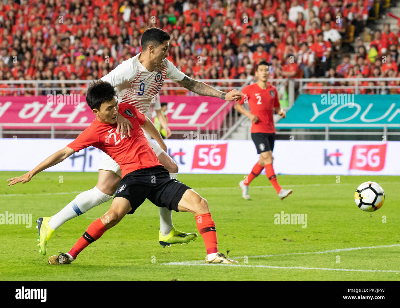 Suwon, South Korea. 11th Sep, 2018. Hwang Inbeom (L) of South Korea vies with Pedro Hernandez of Chile during a friendly soccer match between South Korea and Chile at Suwon World Cup Stadium in Suwon, South Korea, on Sept. 11, 2018. The match ended with a 0-0 draw. Credit: Lee Sang-ho/Xinhua/Alamy Live News Stock Photo