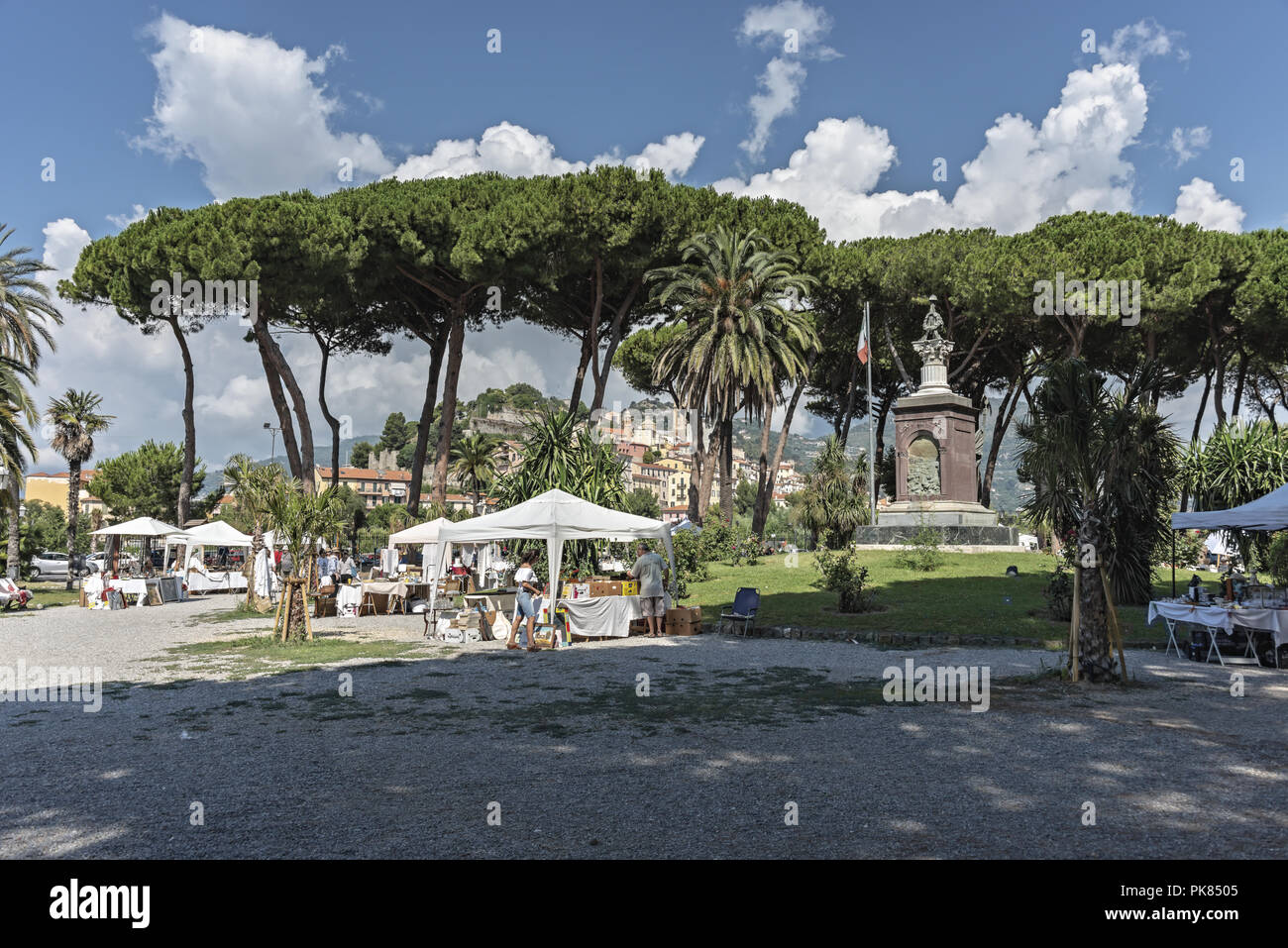 Italia Liguria Ventimiglia giardini pubblici mercatino dell'usato 2 Stock Photo