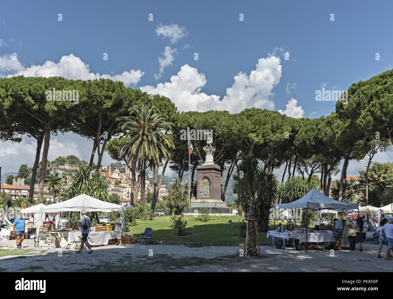 Italia Liguria Ventimiglia giardini pubblici mercatino dell'usato 3 Stock Photo