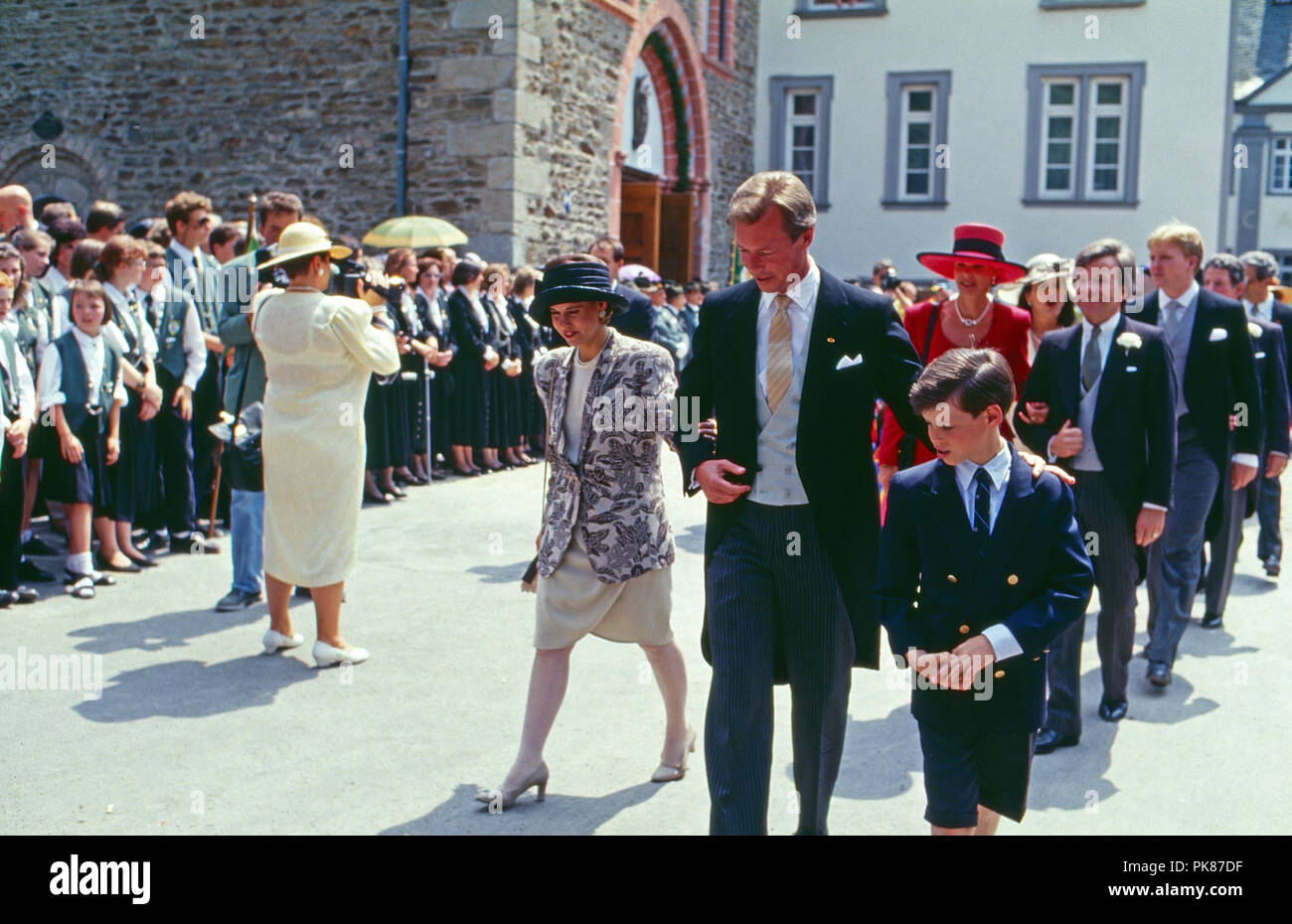 Prinz Henri von Luxemburg mit Ehefrau Maria Teresa bei der Hochzeit von Prinzessin Alexandra von Sayn Wittgenstein Sayn und Erbprinz Carl Eugen zu Oettingen und Oettingen Wallerstein in Bendorf, Deutschland 1994. Prince Henri of Luxembourg with wife Maria Teresa at the wedding of Princess Alexandra zu Sayn Wittgenstein Sayn and Prince Carl Eugen zu Oettingen and Wallerstein at Bendorf, Germany 1994. Stock Photo
