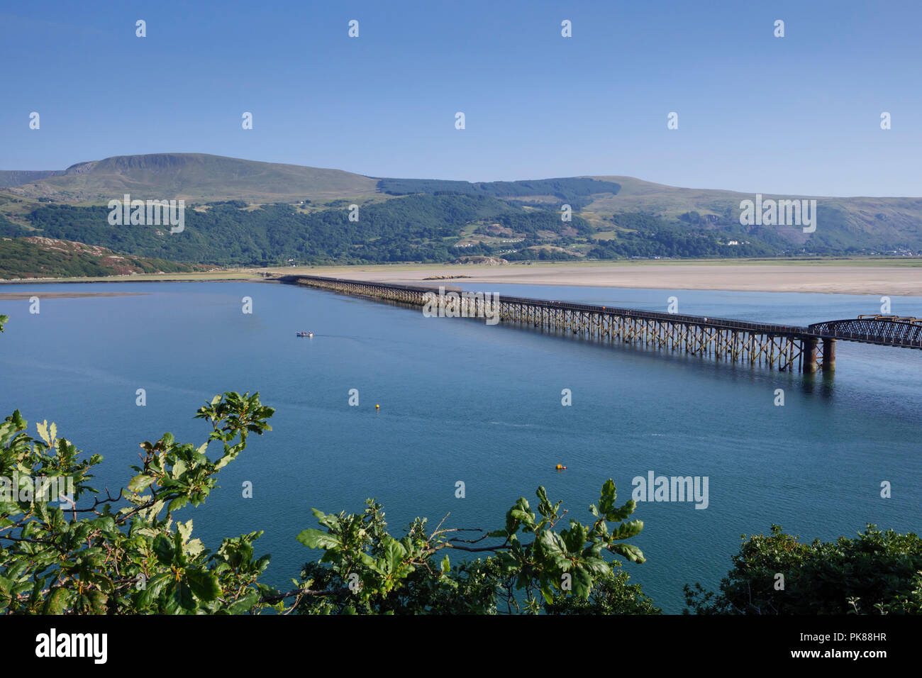 barmouth-bridge-on-the-mawddach-estuary-barmouth-gwynedd-wales-stock