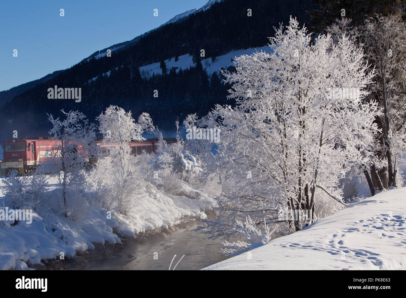 Kalter Wintermorgen an der Salzach, Pinzgau, Österreich Stock Photo