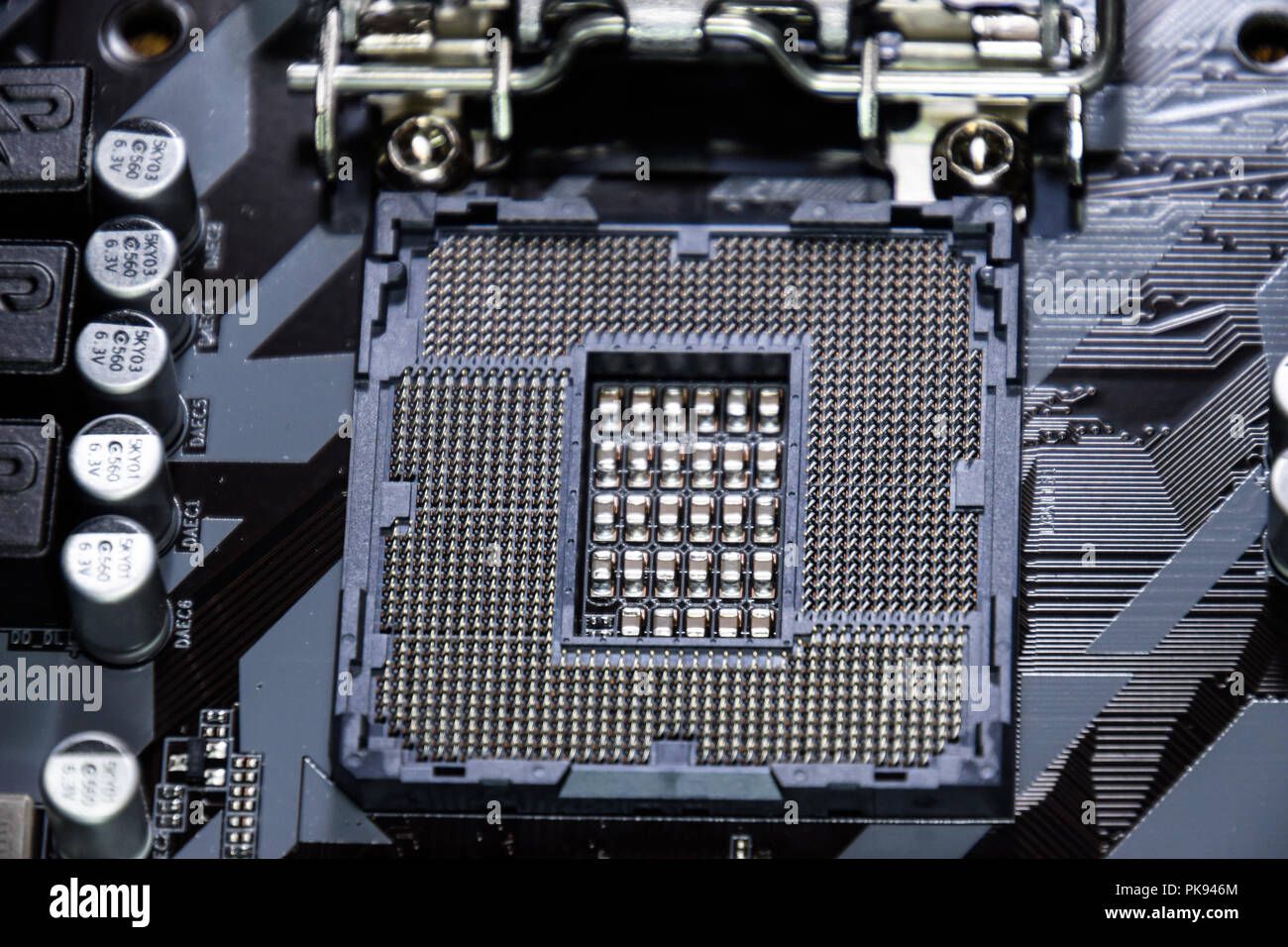 Процессоры на lga 1200. Разъем для процессора. Гнездо под процессор. Гнездо для установки Intel Pentium 2. Как отличить сокет 1151 от 1151 v2 мультиметром.