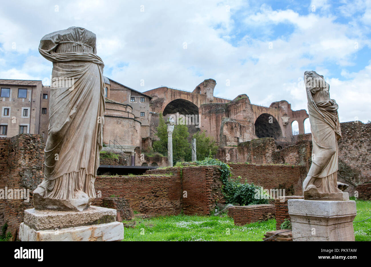 Headless ancient roman statue ruins hi-res stock photography and images ...