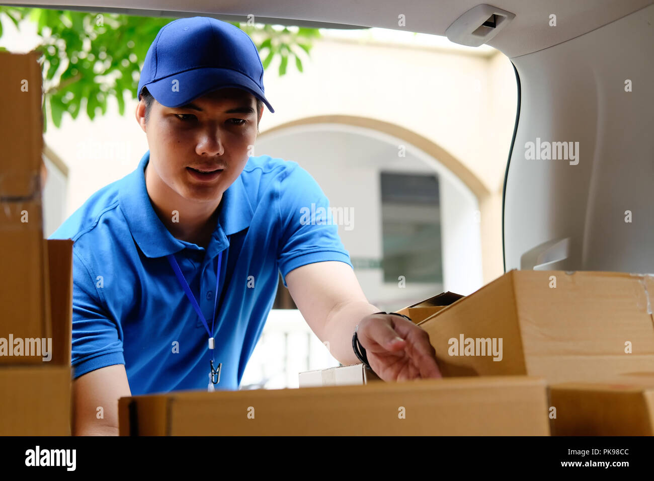 Man hand truck checklist hires stock photography and images Alamy