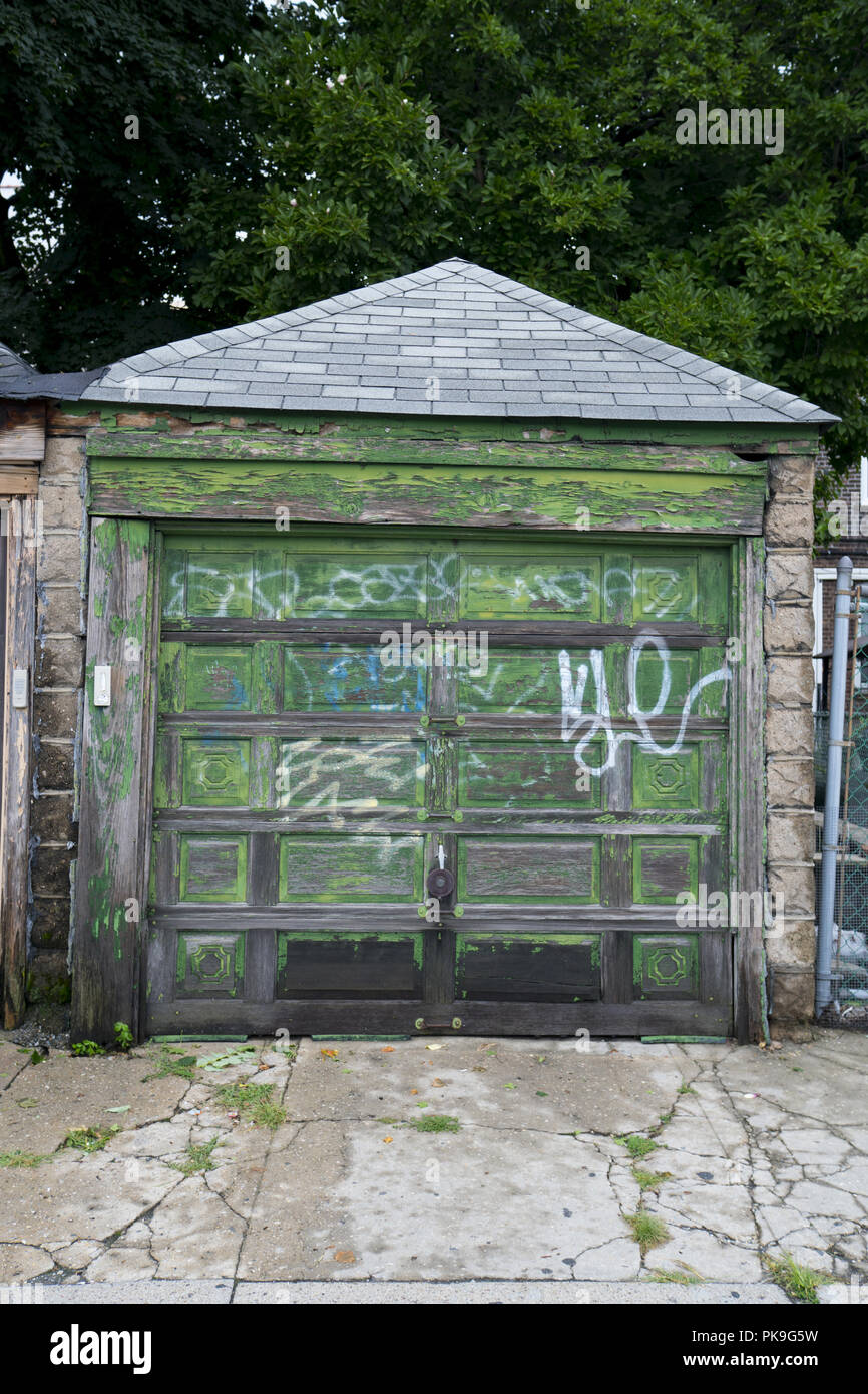 Small Garage Along Coney Island Avenue In Brooklyn New York Stock