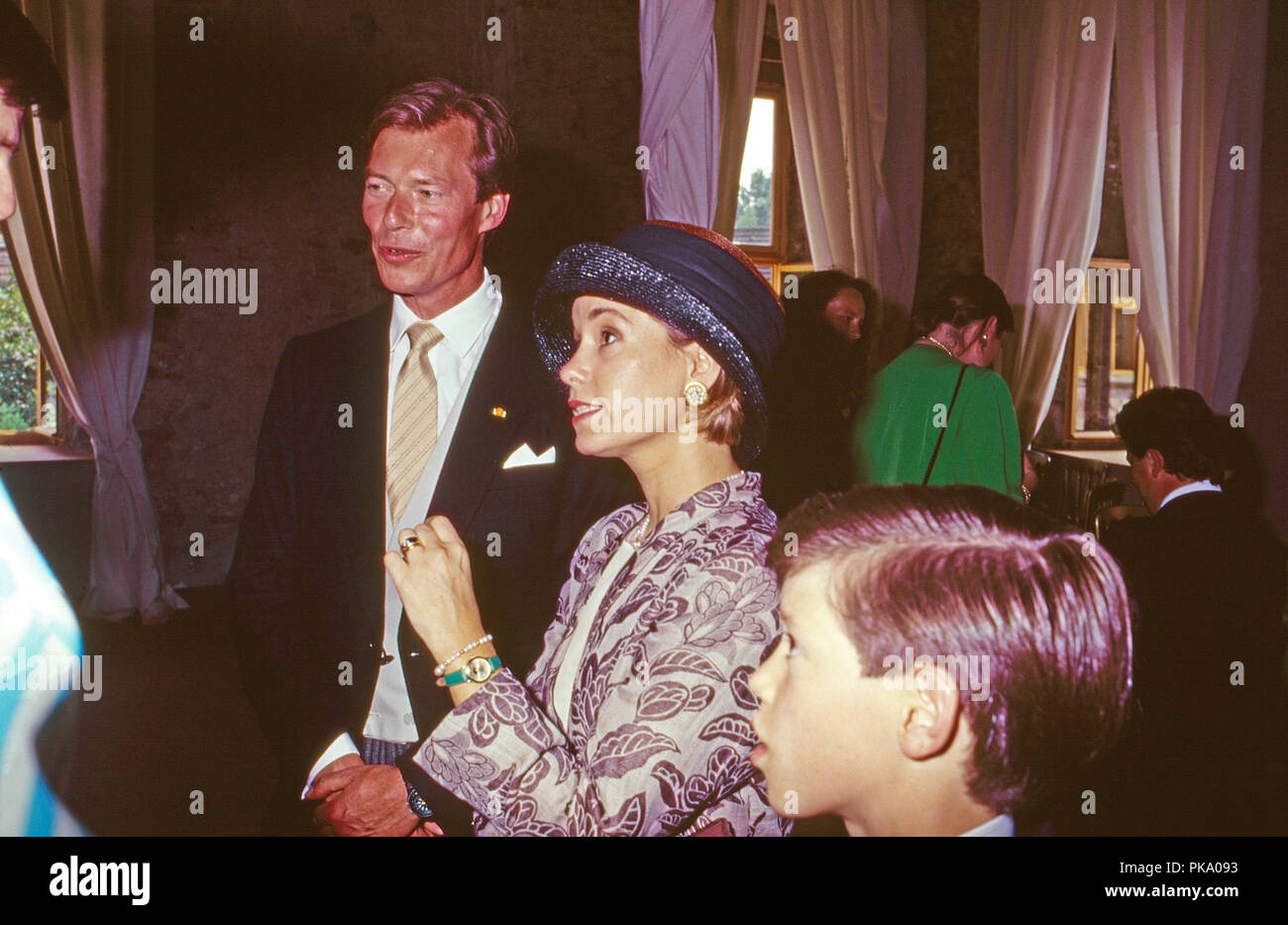 Prinz Henri von Luxemburg mit Ehefrau Maria Teresa bei der Hochzeit von Prinzessin Alexandra von Sayn Wittgenstein Sayn und Erbprinz Carl Eugen zu Oettingen und Oettingen Wallerstein in Bendorf, Deutschland 1994. Prince Henri of Luxembourg with wife Maria Teresa at the wedding of Princess Alexandra zu Sayn Wittgenstein Sayn and Prince Carl Eugen zu Oettingen and Wallerstein at Bendorf, Germany 1994. Stock Photo