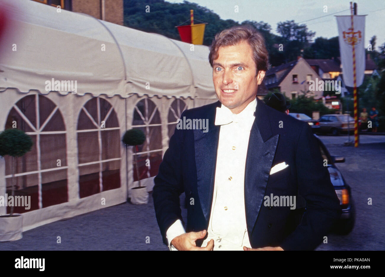 Graf Johannes von Schönborn Wiesentheid bei der Hochzeit von Prinzessin Alexandra von Sayn Wittgenstein Sayn und Erbprinz Carl Eugen zu Oettingen und Oettingen Wallerstein in Bendorf, Deutschland 1994. Count Johannes von Schoenborn Wiesentheid at the wedding of Princess Alexandra zu Sayn Wittgenstein Sayn and Prince Carl Eugen zu Oettingen and Wallerstein at Bendorf, Germany 1994. Stock Photo