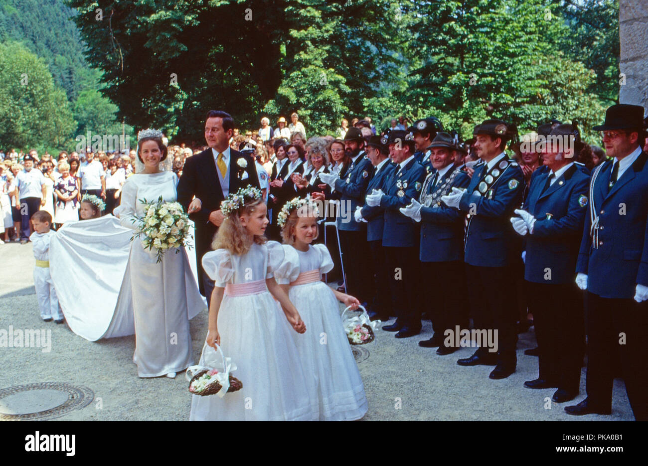 Der Brautvater Fürst Alexander zu Sayn Wittgenstein Sayn führt seine Tochter Prinzessin Alexandra von Sayn Wittgenstein Sayn zur Trauung mit Erbprinz Carl Eugen zu Oettingen und Oettingen Wallerstein in Bendorf, Deutschland 1994. Alexander Prince of Sayn Wittgenstein Sayn leading his daughter Princess Alexandra zu Sayn Wittgenstein Sayn to the wedding with Prince Carl Eugen zu Oettingen and Wallerstein at Bendorf, Germany 1994. Stock Photo