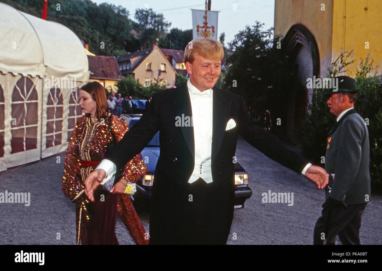 Willem Alexander Prinz von Oranien Nassau bei der Hochzeit von Prinzessin Alexandra von Sayn Wittgenstein Sayn und Erbprinz Carl Eugen zu Oettingen und Oettingen Wallerstein in Bendorf, Deutschland 1994. Willem Alexander Prince of Orange Nassau at the wedding of Princess Alexandra zu Sayn Wittgenstein Sayn and Prince Carl Eugen zu Oettingen and Wallerstein at Bendorf, Germany 1994. Stock Photo