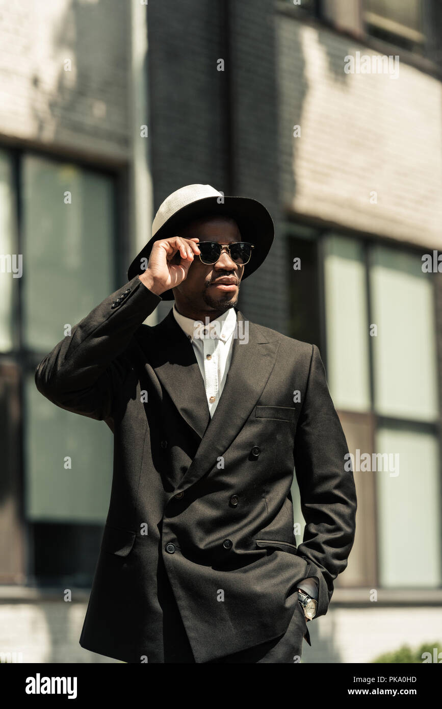 Man Wearing Suit And Fedora High Resolution Stock Photography and Images Alamy