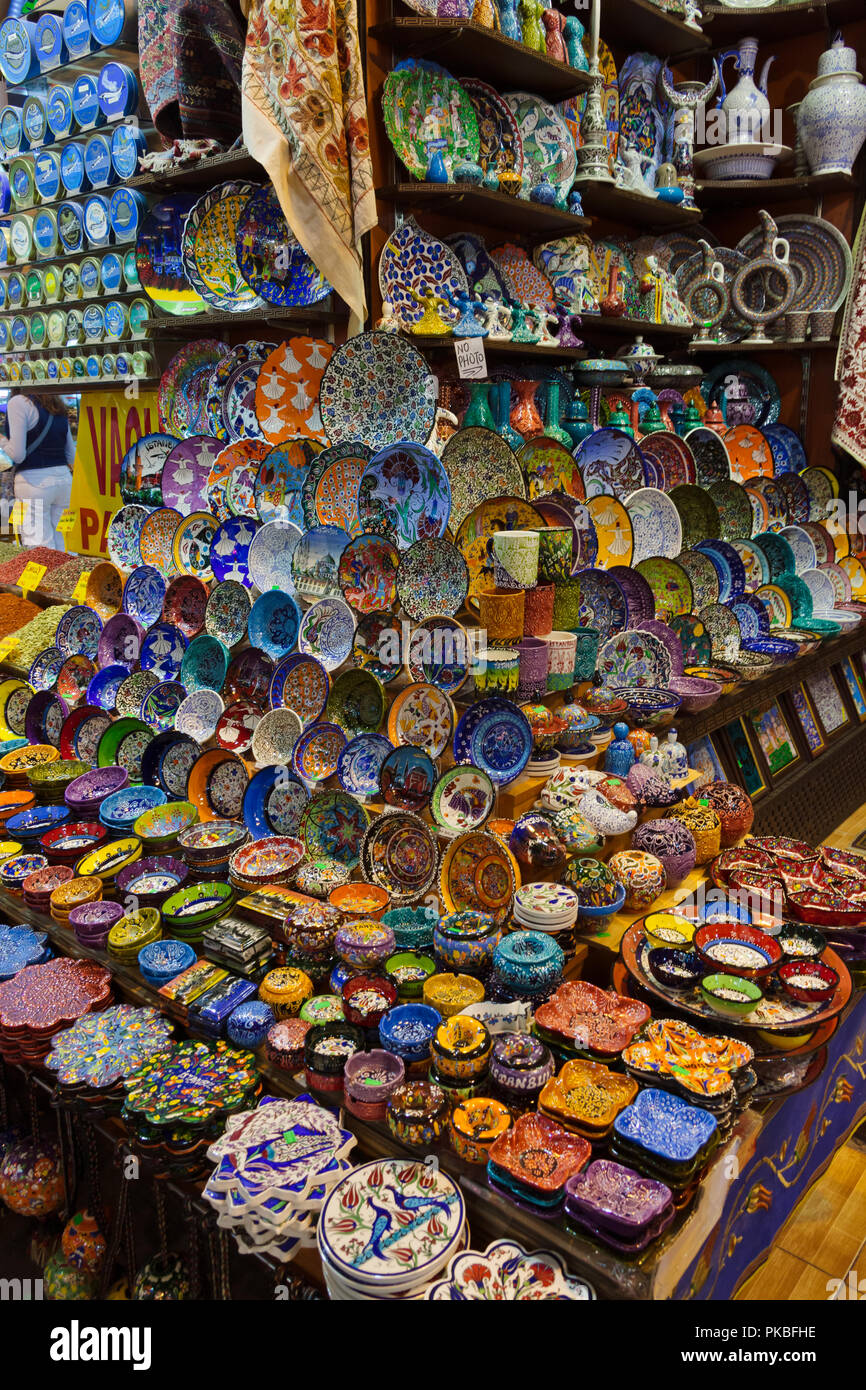 Selling pottery ware at Egyptian spice bazaar, Istanbul, Turkey Stock Photo