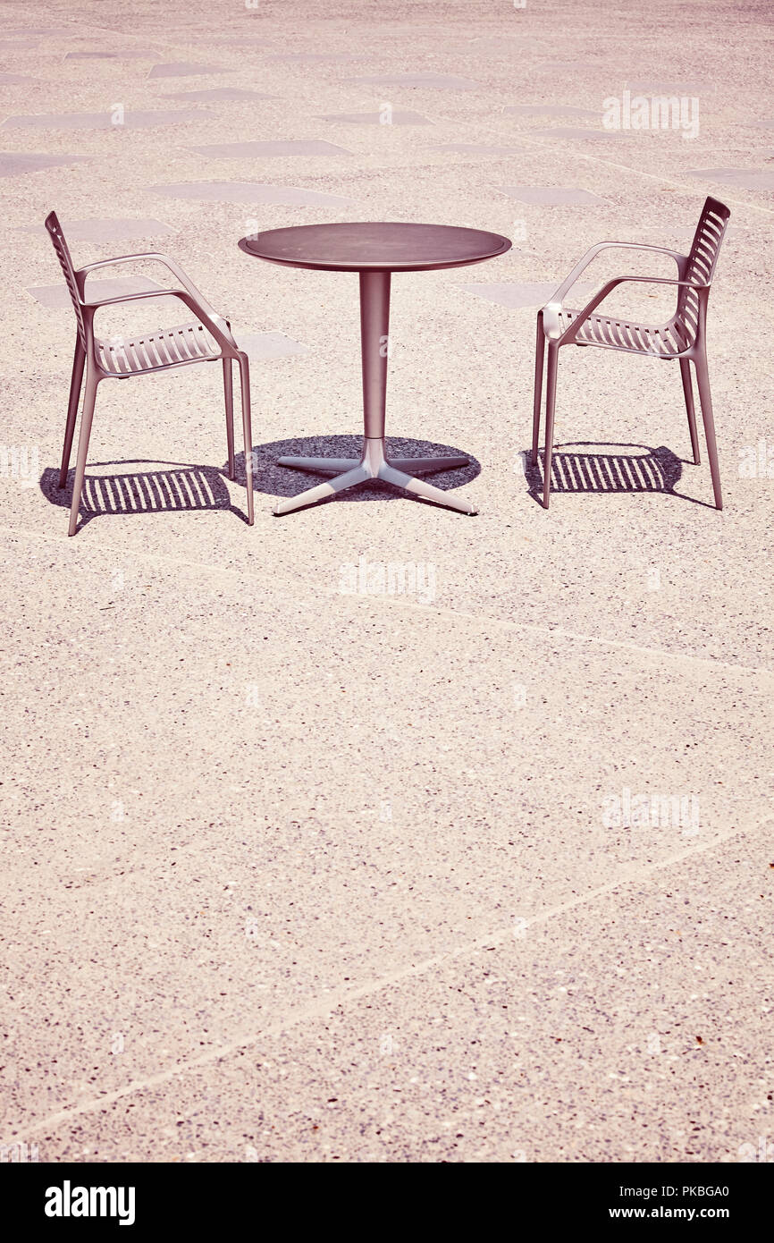 Empty table empty chairs hi-res stock photography and images - Alamy
