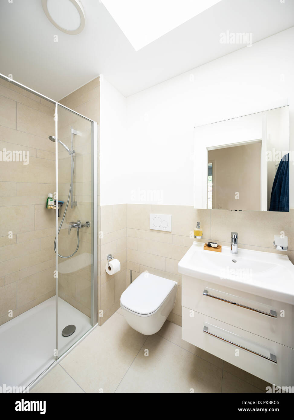 https://c8.alamy.com/comp/PKBKC6/white-bathroom-of-a-modern-apartment-nobody-inside-and-not-so-big-PKBKC6.jpg