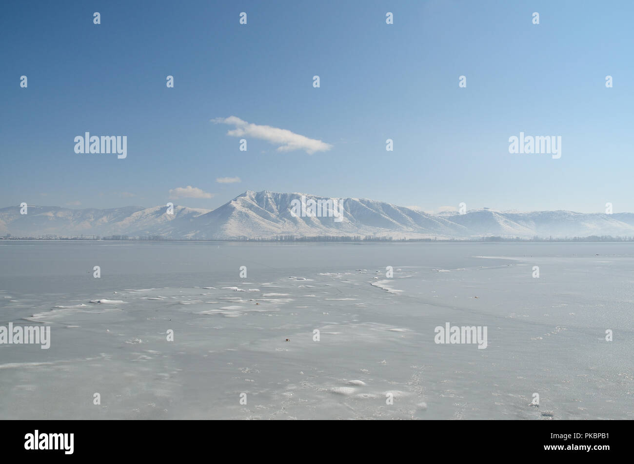 Scene frozen lake snowy hi-res stock photography and images - Alamy